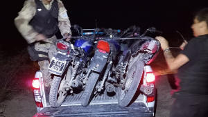 Persecución y fuga en una zona rural de Roca: huyeron abandonando sus motos