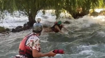 Imagen de Video: una turista cayó al río Atuel haciendo rafting y se la llevó la corriente: mirá cómo la rescataron