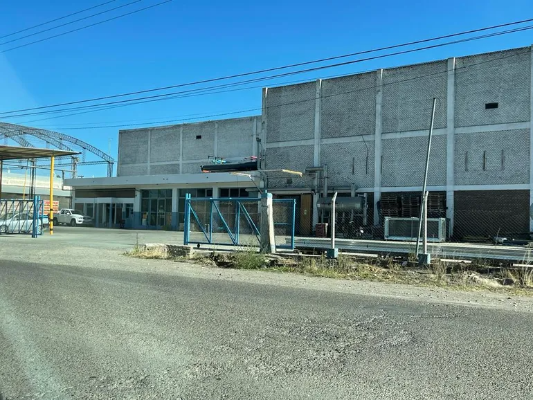 Los delincuentes ingresaron directamente a las oficinas de la planta frutícola en Allen. foto: gentileza.