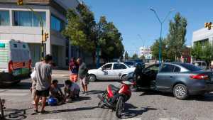 Cruzó un semáforo en rojo y chocó contra un auto en Roca