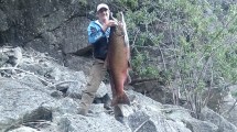 Imagen de Video | Así pescó un salmón de 22,5 kilos en un paraíso de la Patagonia