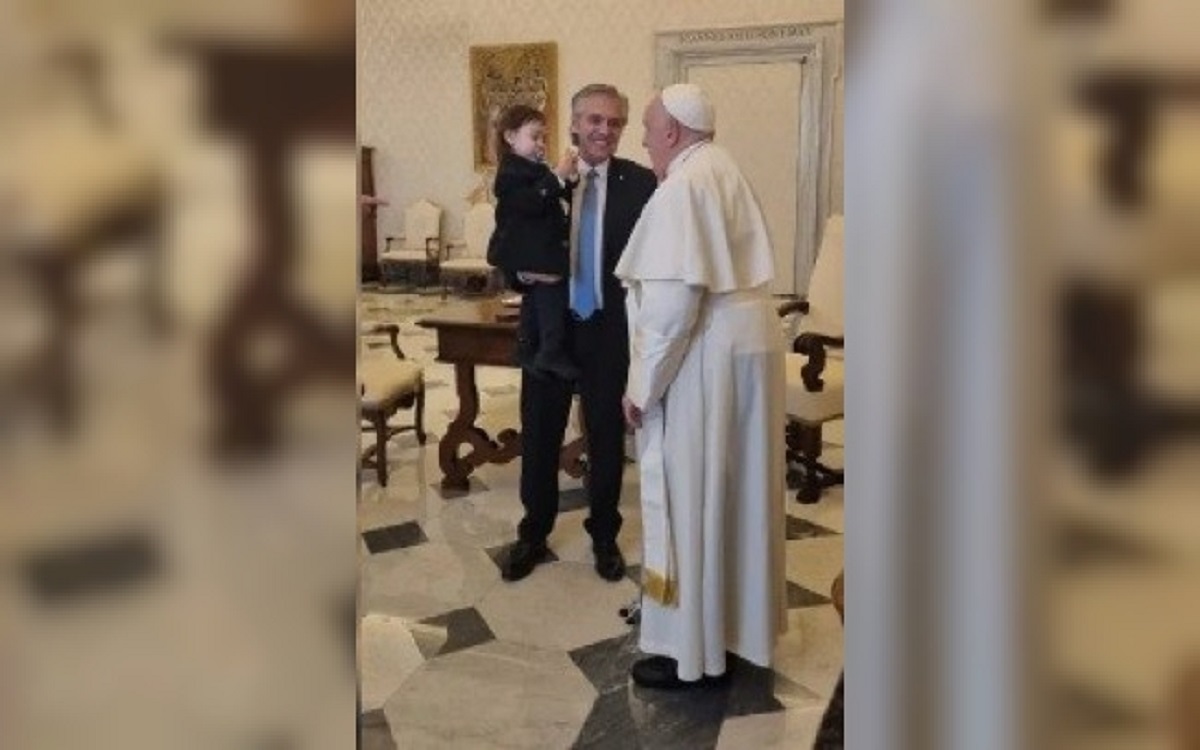 Alberto Fernández y su hijo con el Papa Francisco.
