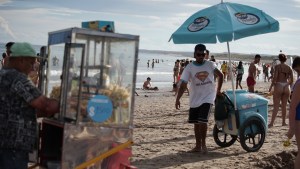 Vendedores ambulantes de Las Grutas: detrás de cada carro, un sueño y una historia para contar