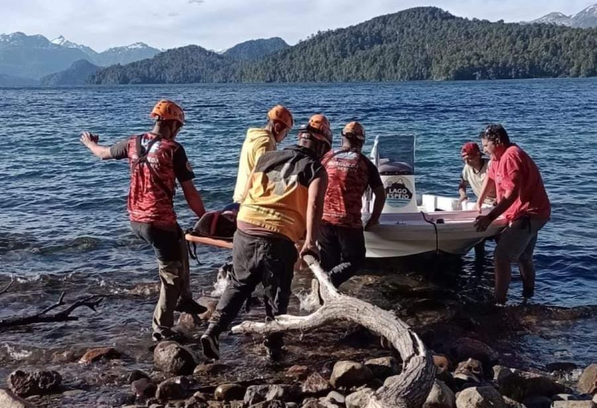 El rescate fue en la zona de lago Espejo Grande, en Villa La Angostura. Foto: Gentileza Facebook BRZA Villa La Angostura.  