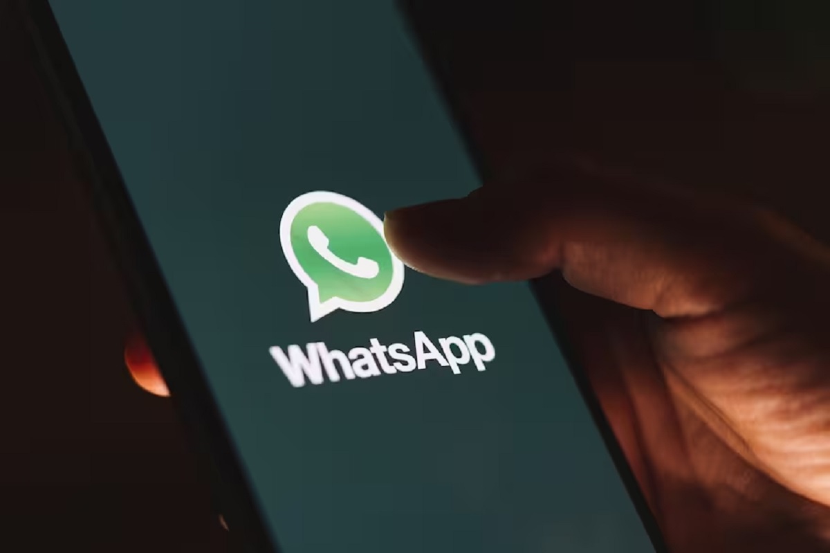 Estafas en Neuquén. Se hacen pasar por empleados del organismo que presta el servicio de luz para robarles el WhatsApp.  