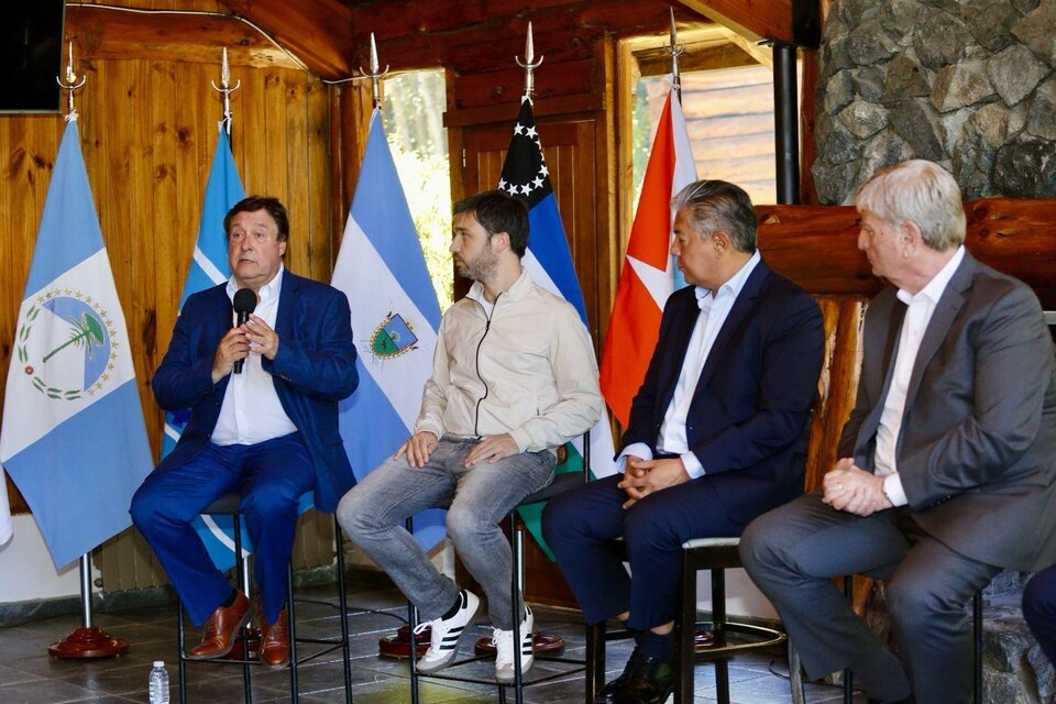 El gobernador de Chubut, Ignacio Torres,  entre Weretilneck y Figueroa, en la primera cumbre del bloque. Archivo