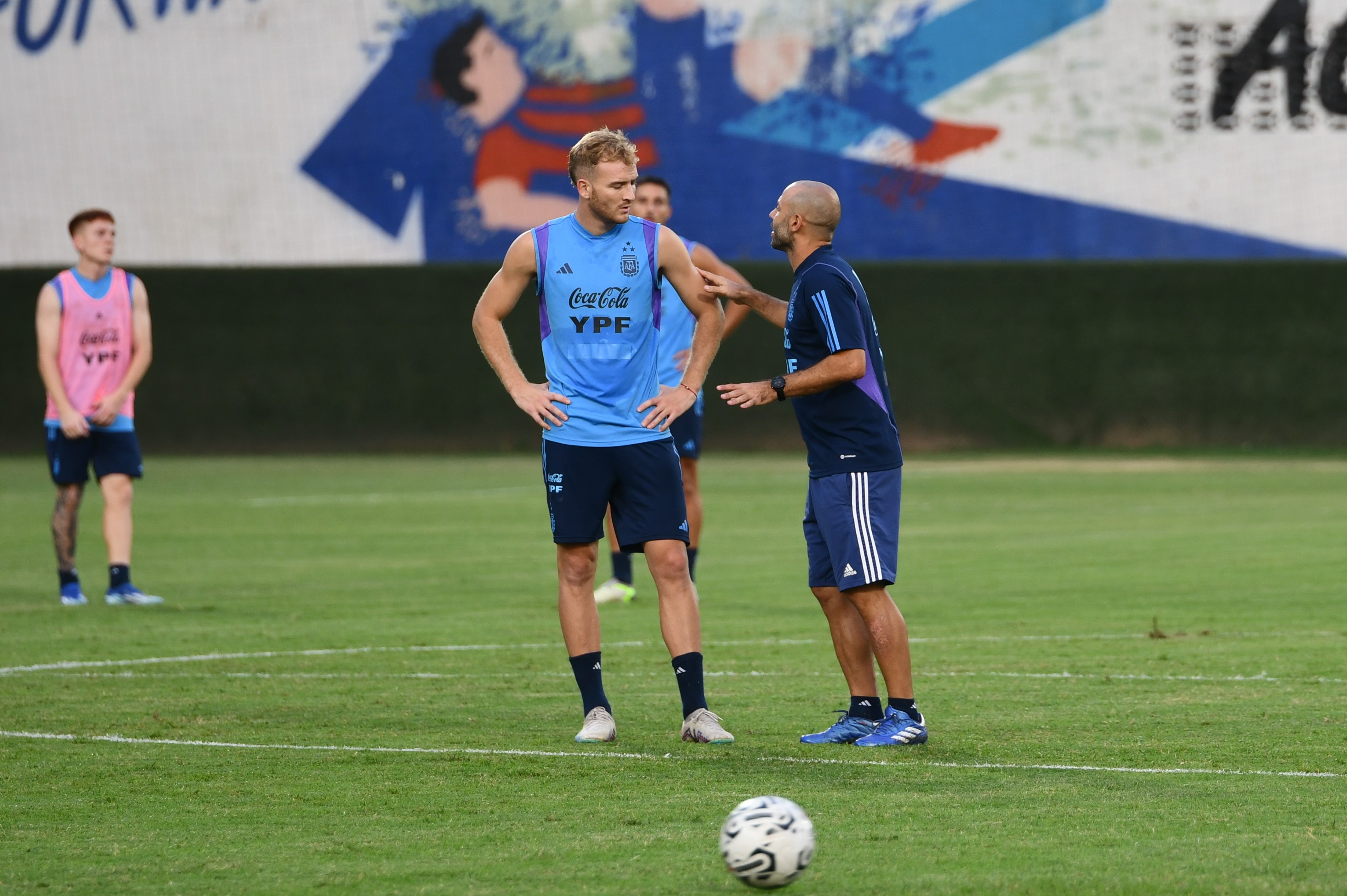 El DT Mascherano dialoga con Luciano Gondou, que podría ser titular hoy ante Uruguay. 