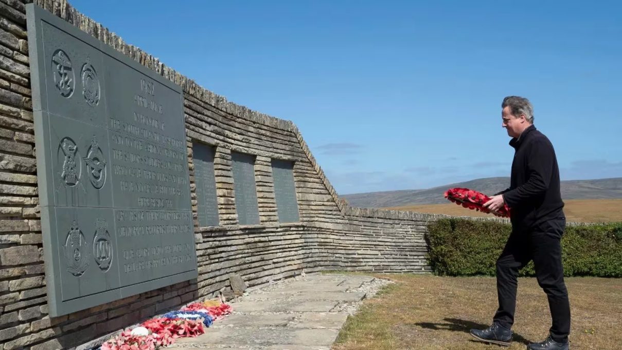 David Cameron visitó las Islas Malvinas: "Espero que quieran ser británicas para siempre".