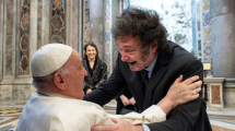 Imagen de Por qué aseguran que Benjamín Solari Parravicini predijo el saludo entre Javier Milei y el Papa Francisco