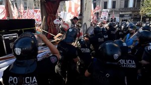 Video | Protesta contra la Ley Ómnibus: nuevos incidentes frente al Congreso