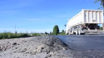 Imagen de El puente de Paso Córdoba resiste, pero la Ruta 6 sufre el peso de la arena para Vaca Muerta