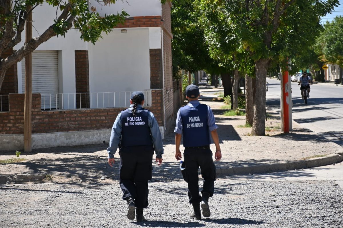 Más presencia policial en la calle, una de las premisas de los municipios del Alto Valle Oeste. Foto: Florencia Salto