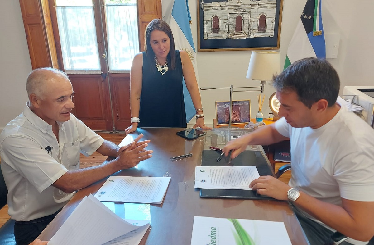 El intendente Marcos Castro firmó el convenio con autoridades de CAVECO.
