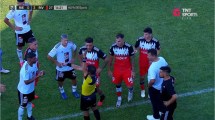 Imagen de VIDEO | Polémica del VAR en Riestra – River: el áribitro corrigió tres veces su decisión