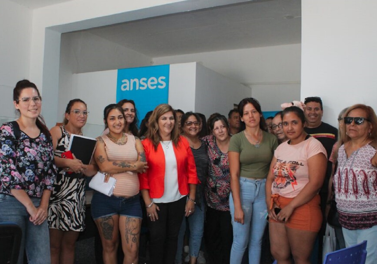 La intendenta, Daniela Salzotto, destacó la reapertura de la oficina de Anses. Foto: Gentileza.