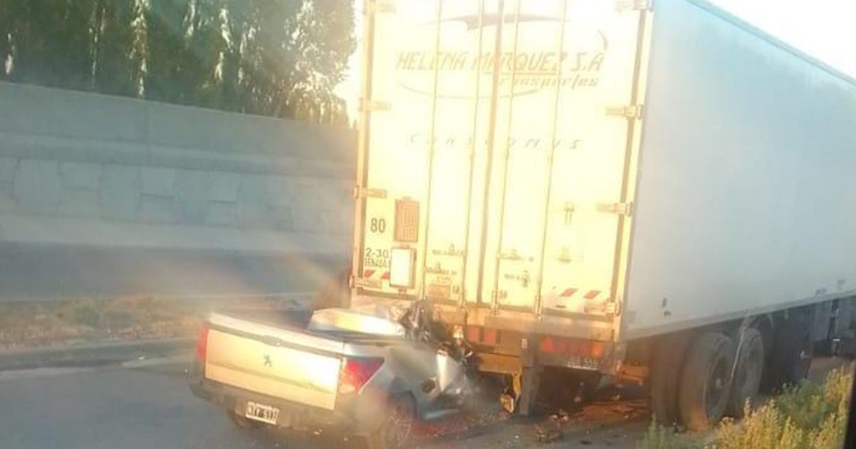 Fatal Accidente En Ruta 22 Una Camioneta Chocó Contra Un Camión Hay Un Muerto Diario Río Negro 9763