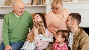 El apoyo de los abuelos ayuda a la salud mental de las madres