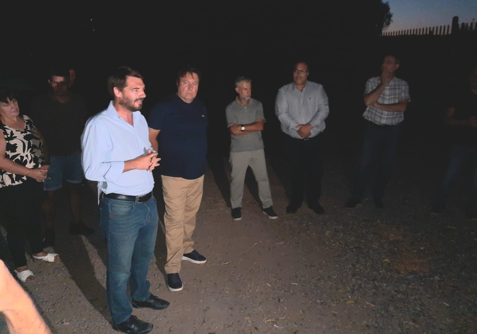 El viernes a la noche, el gobernador Weretilneck acompañó al intendente de Cipolletti, Rodrigo Buteler en la inauguración de la iluminación de la calle Julio Salto. Foto Gentileza.