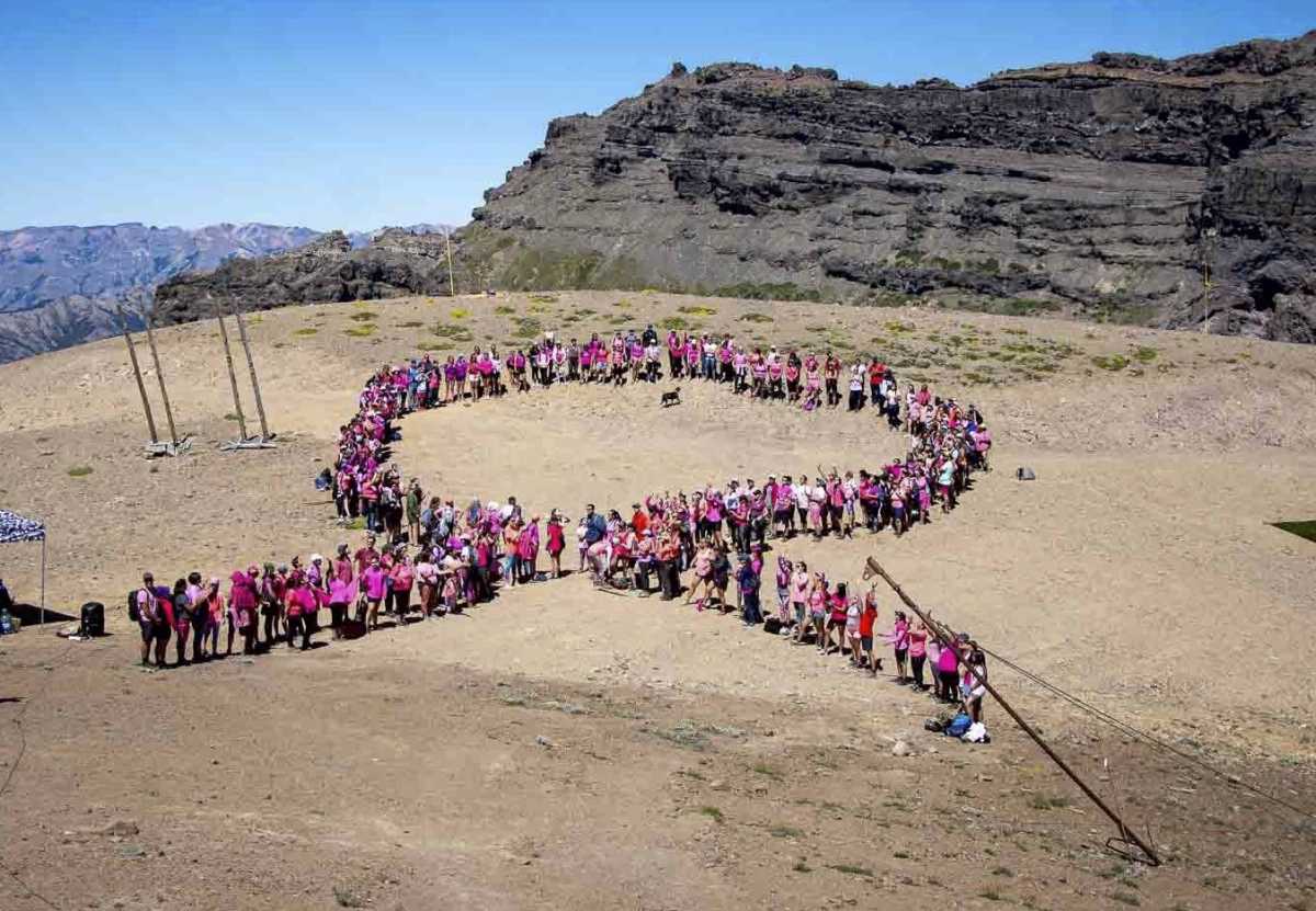 Subieron al Cerro Teta para concientizar por la detección temprana del  cáncer de mama - Diario Río Negro