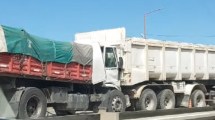 Imagen de Video: tres camiones protagonizaron un choque en cadena en la Ruta 22, en Regina