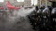 Imagen de Aprobaron en general con 144 votos a favor y 109 en contra la Ley Ómnibus: nueva jornada con represión e incidentes, al menos seis detenidos