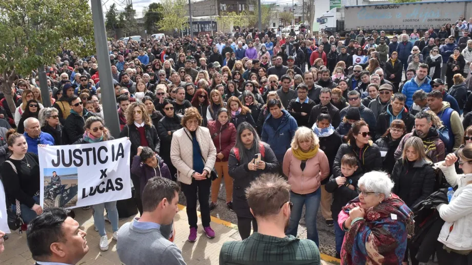 Vecinos reclamaron justicia y acompañaron a la familia en su dolor. Fotos: Jorge Tanos