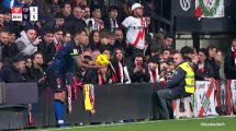 Imagen de Ocampos y una insólita situación con un hincha en la Liga de España