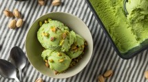 Imagen de Calorcito = helado de banana y pistachos