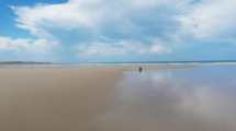 Imagen de Playas Doradas: un mar tranquilo, una costa interminable y el encanto de las sierras