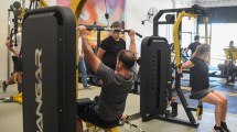 Imagen de ¿Entrenar en un avión? El primer gimnasio temático inauguró en Roca y fuimos a conocerlo