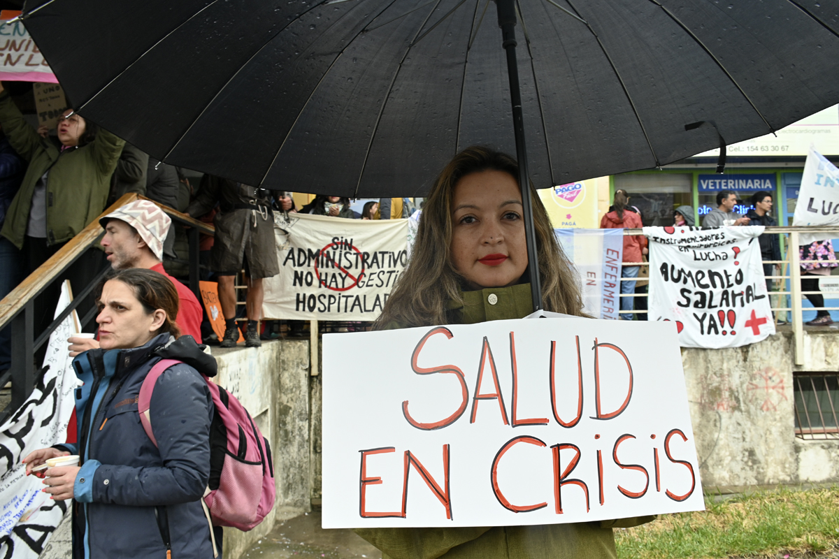 Funcionarios del Ministerio de Salud se reúnen con referentes de la asamblea del hospital de Bariloche y hay protesta en la espera. Foto: Chino Leiva