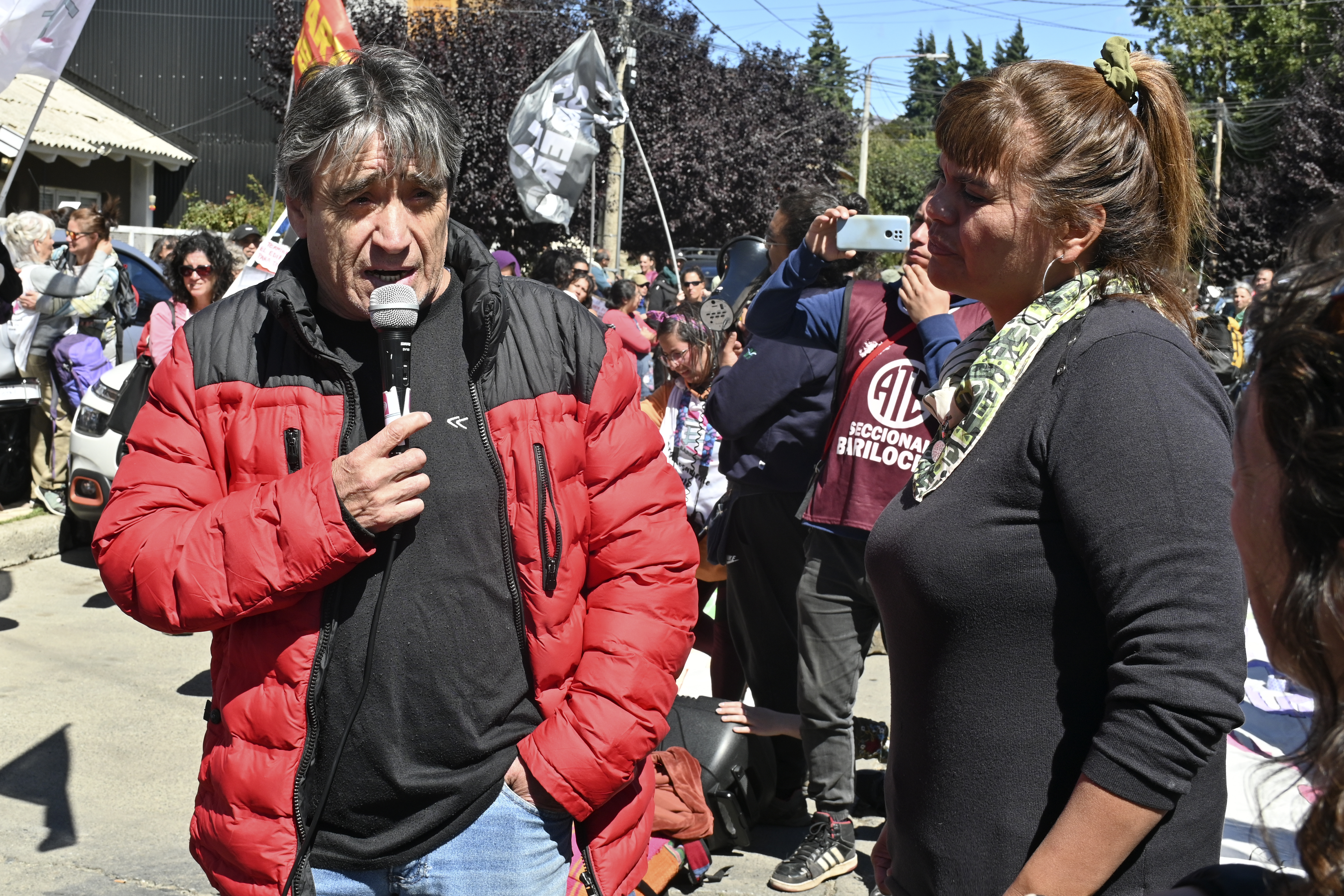 El delegado Velázquez se comprometió a resolver las demandas por el estado de las escuelas. foto Chino Leiva