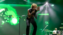 Imagen de Ross Lynch en Argentina: besó a una fan en su concierto y las redes sociales estallaron