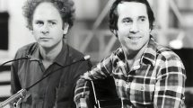 Imagen de 60 años de «The Sound of Silence», el clásico de Simon & Garfunkel que fracasó, lo «enchufaron» y triunfó