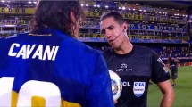 Imagen de Video | El sorpresivo pedido del árbitro a Cavani: «¿Intercambiamos camisetas?»