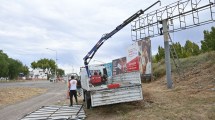 Imagen de Quitan cartelería no autorizada en el ingreso al puente carretero Cipolletti – Neuquén: multarán a los infractores