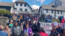 Imagen de Paro de Salud en Río Negro: cientos de personas realizaron un abrazo simbólico al hospital de Bariloche