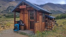 Imagen de Recorren la Patagonia en bici y carpa y en un parque nacional los esperaba la sorpresa más linda: una cabaña gratis