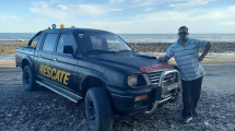 Imagen de Rescató 700 vehículos varados en el mar, perdió el suyo y no le pagaron