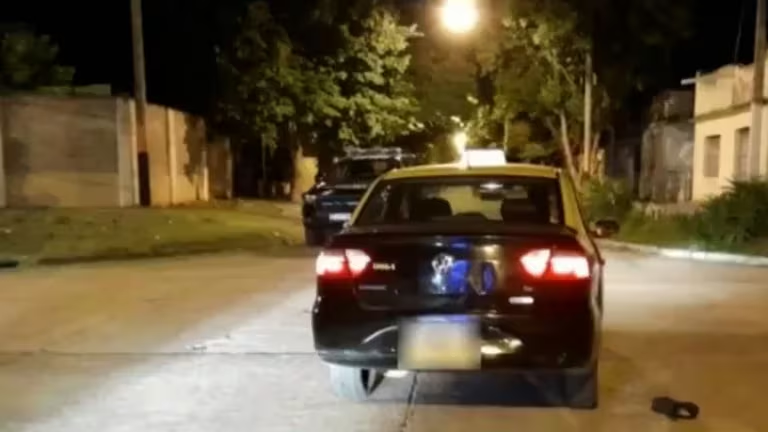 El auto del taxista recibió múltiples disparos. 