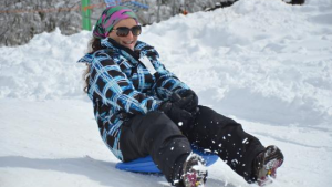 Empleada del Cerro Catedral se lesionó usando el «culipatín», en Bariloche: ordenan tratamiento médico y psicológico