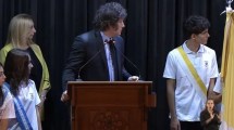 Imagen de Dos alumnos se desmayaron en pleno discurso de Milei: «Nombrar a comunistas trae problemas», bromeó