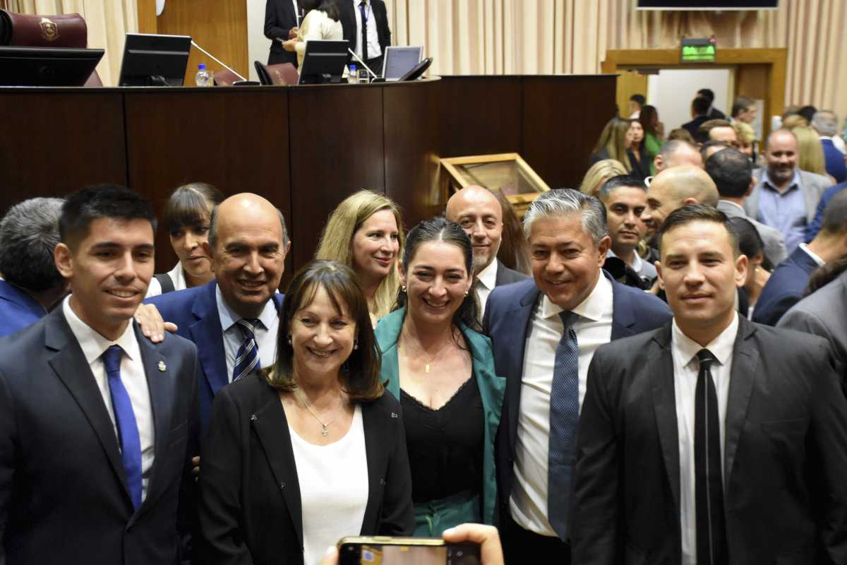 Rolando Figueroa junto a Comunidad y aliados en la apertura de sesiones. Foto: Matías Subat.