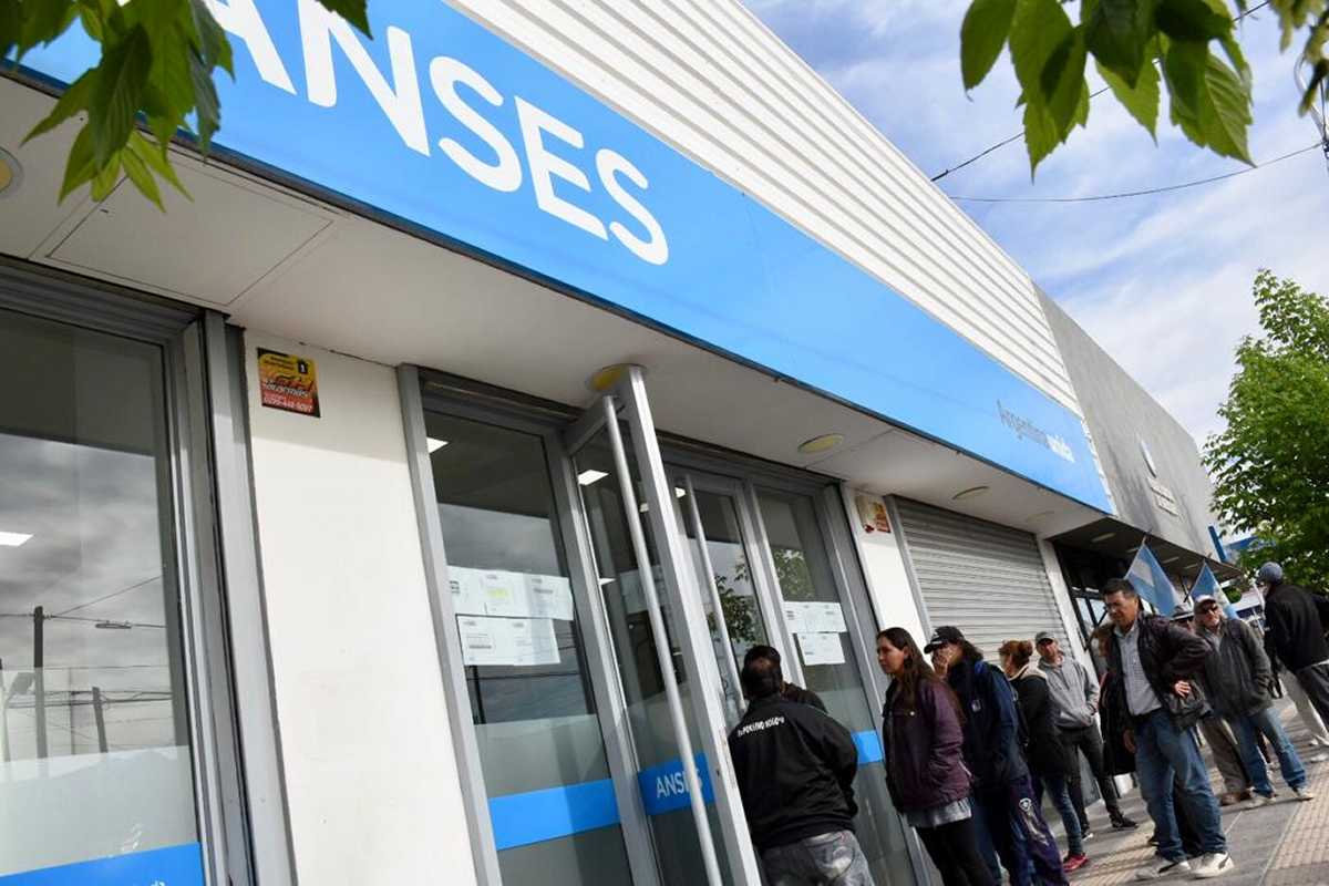 Continúa el pago del bono de 70 mil pesos a jubilados y pensionados de Anses. 