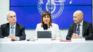 Cómo es el nuevo reglamento para las fuerzas de seguridad de Bullrich: cuándo podrán disparar sin identificarse