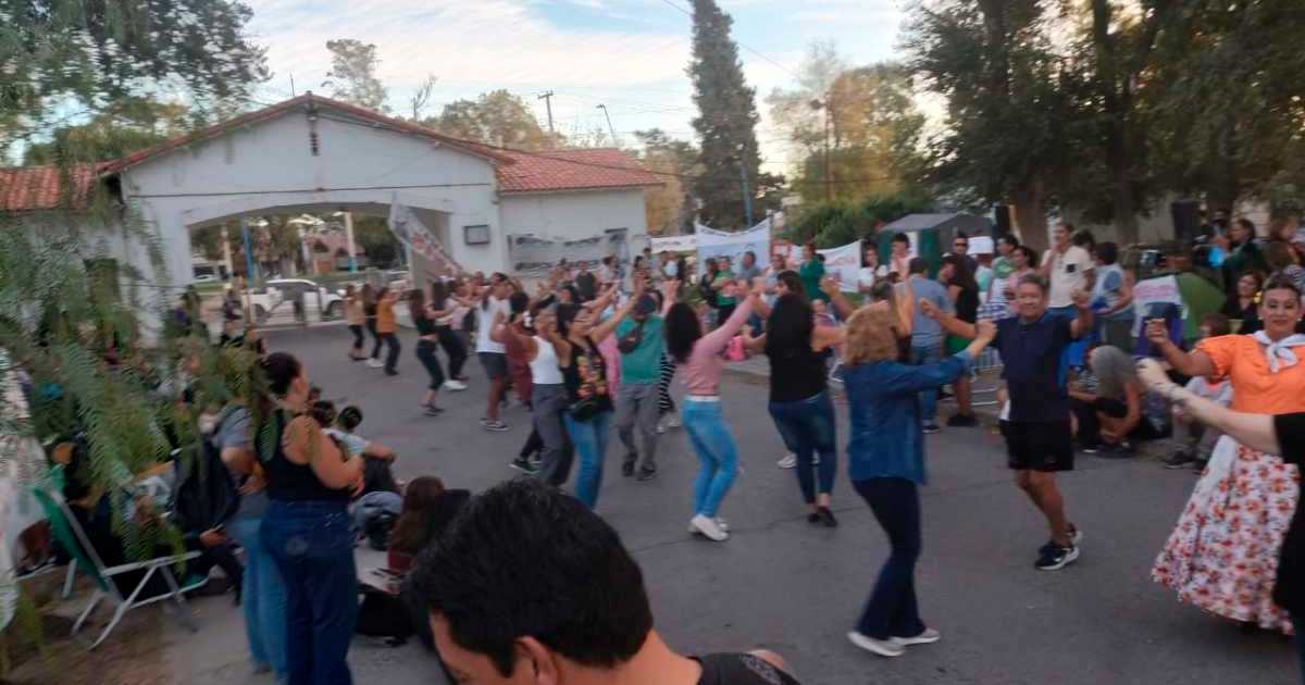 Massive cultural festival surrounded the public health camp at the Roca hospital