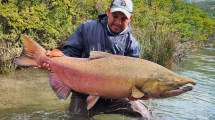 Imagen de Pescó un salmón de 33 kilos en un paraíso escondido de la Patagonia: «Este lugar es una locura»