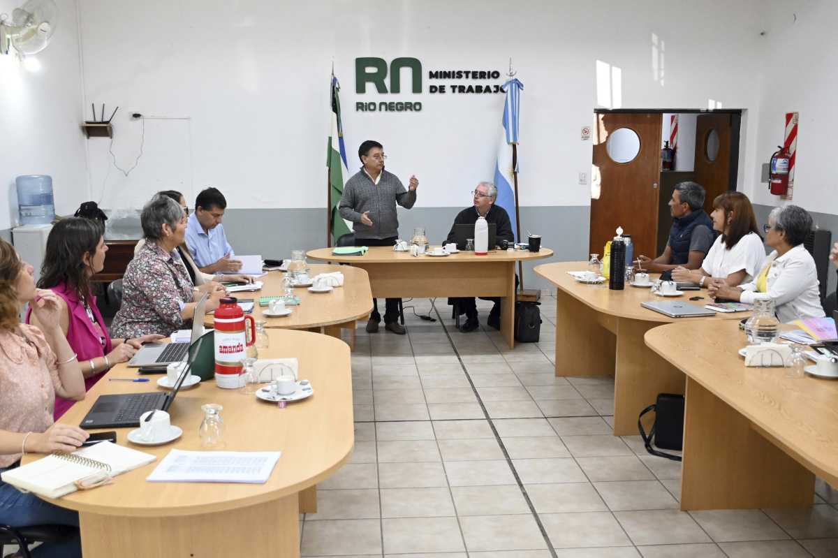 La paritaria docente, con un cuarto intermedio, por más de ocho horas. La resolución saldrá el jueves del Congreso de la Unter, que se reunirá en Choele Choel.  Foto: Marcelo Ochoa