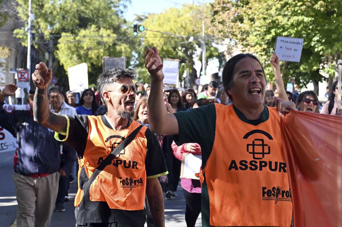 Representantes de ASSPUR en protesta por mejoras salariales y laborales en Río Negro. Foto: Marcelo Ochoa