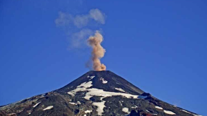 El volcán Villarrica emitió cenizas y se mantiene el alerta amarillo